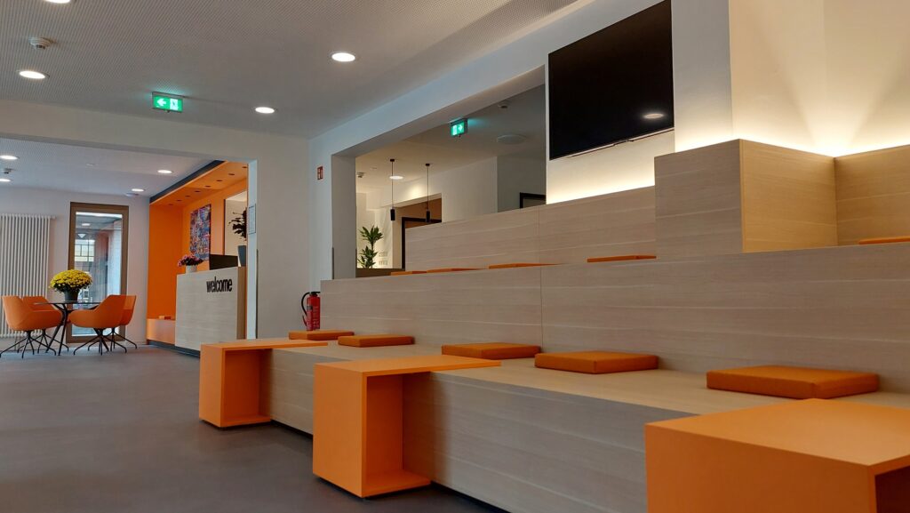 Umbau eines Wohnblocks zur Jugendherberge